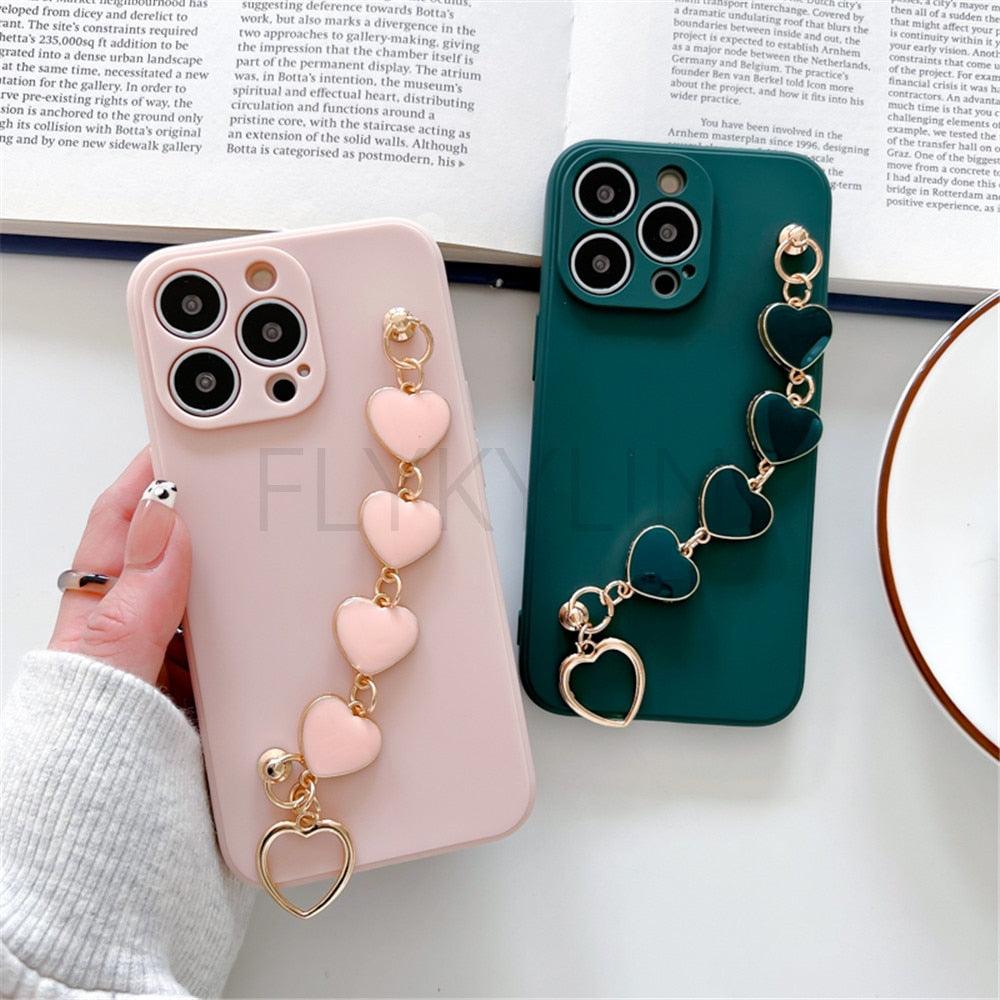 Coque de protection souple et flexible en silicone avec chaîne en cœur d'amour, bracelet à main pour femmes, étui de téléphone pour iPhone 12 13 14 Pro Max Mini 11 Pro Max X XS Max XR 7 8 Plus