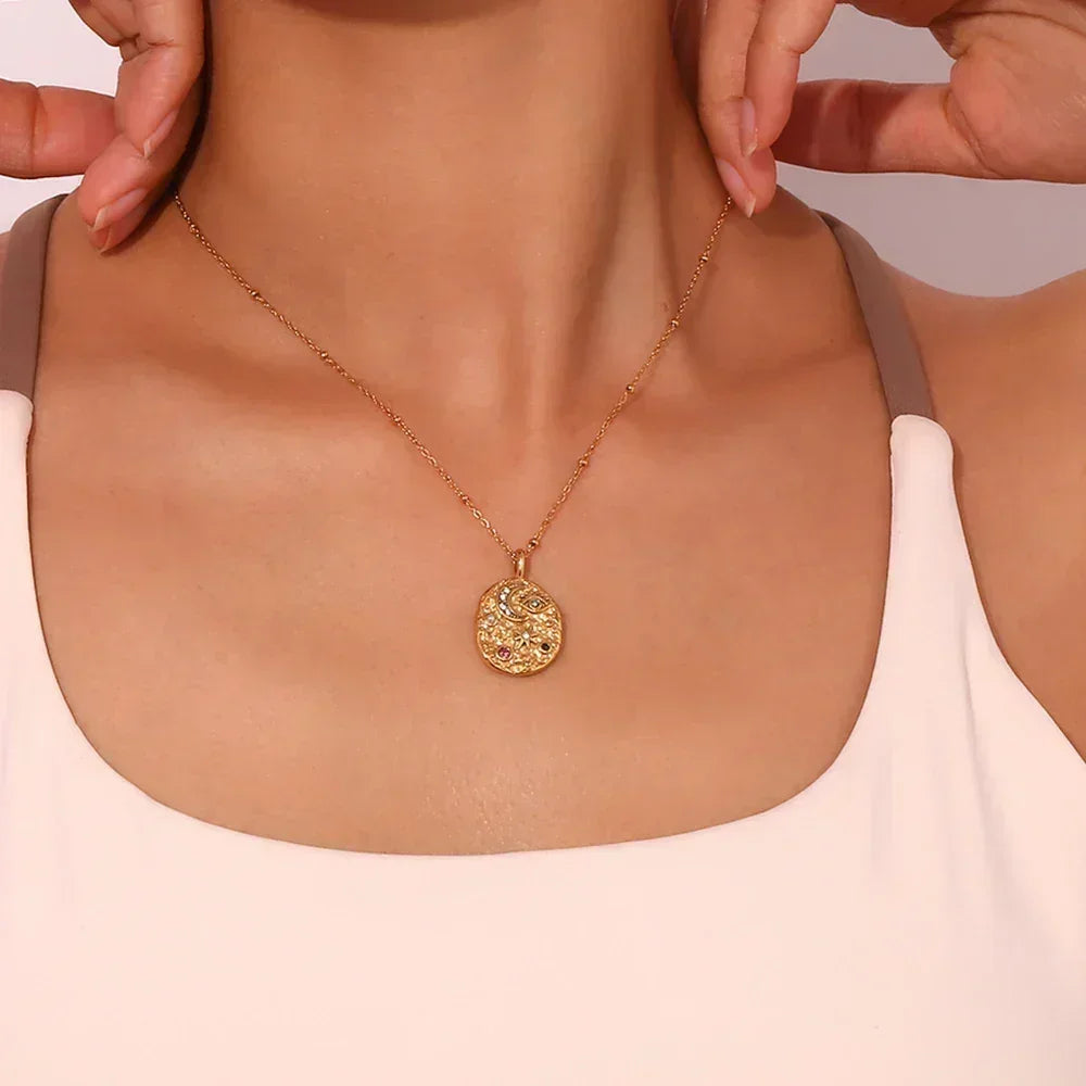 La. Muses Collier luxe rétro en acier inoxydable avec pendentif étoile lune en zircon cubique coloré, étanche