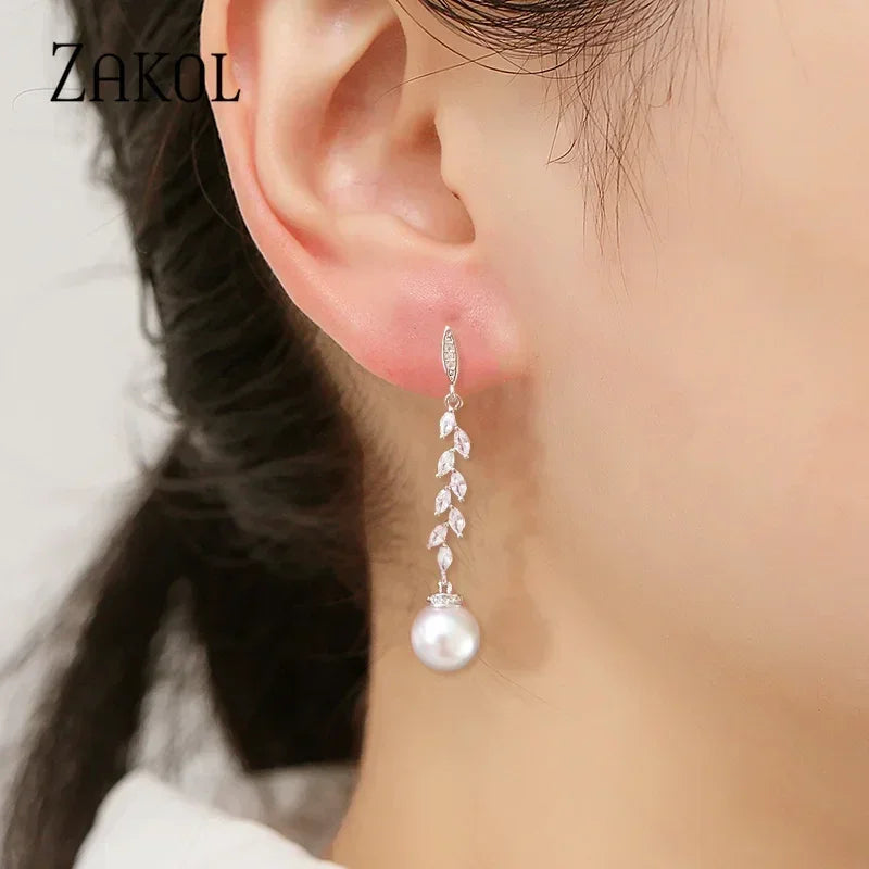 ZAKOL Boucles d'oreilles pendantes rondes imitation perles pour femmes, brillantes, en zircone et cristal, feuilles longues, bijoux de mariée pour mariage