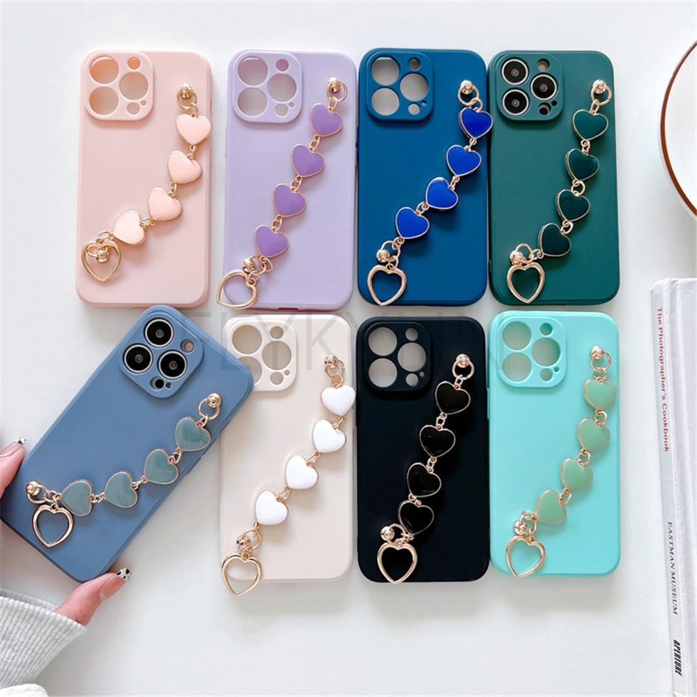 Coque de protection souple et flexible en silicone avec chaîne en cœur d'amour, bracelet à main pour femmes, étui de téléphone pour iPhone 12 13 14 Pro Max Mini 11 Pro Max X XS Max XR 7 8 Plus