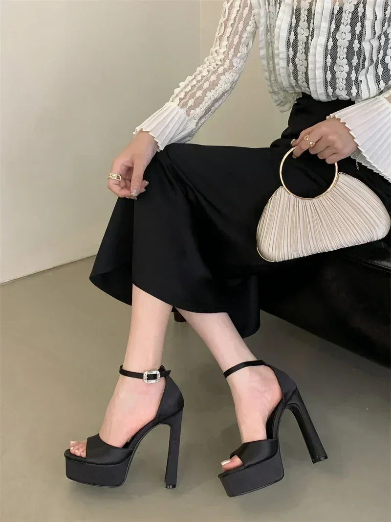 Liyke Runway Style Sandales à talons hauts noires pour femmes, en soie confortable, bout carré, bride à boucle, chaussures de soirée pour dames, taille 40