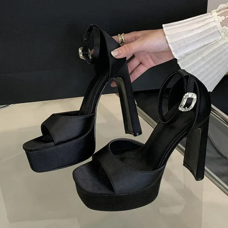 Liyke Runway Style Sandales à talons hauts noires pour femmes, en soie confortable, bout carré, bride à boucle, chaussures de soirée pour dames, taille 40