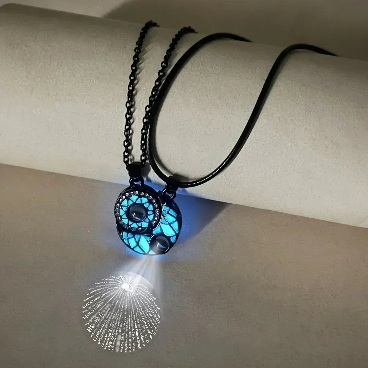 2 colliers de couple lumineux à projection lune et soleil, exprimant "Je t'aime" en 100 langues - bijoux cadeaux à la mode