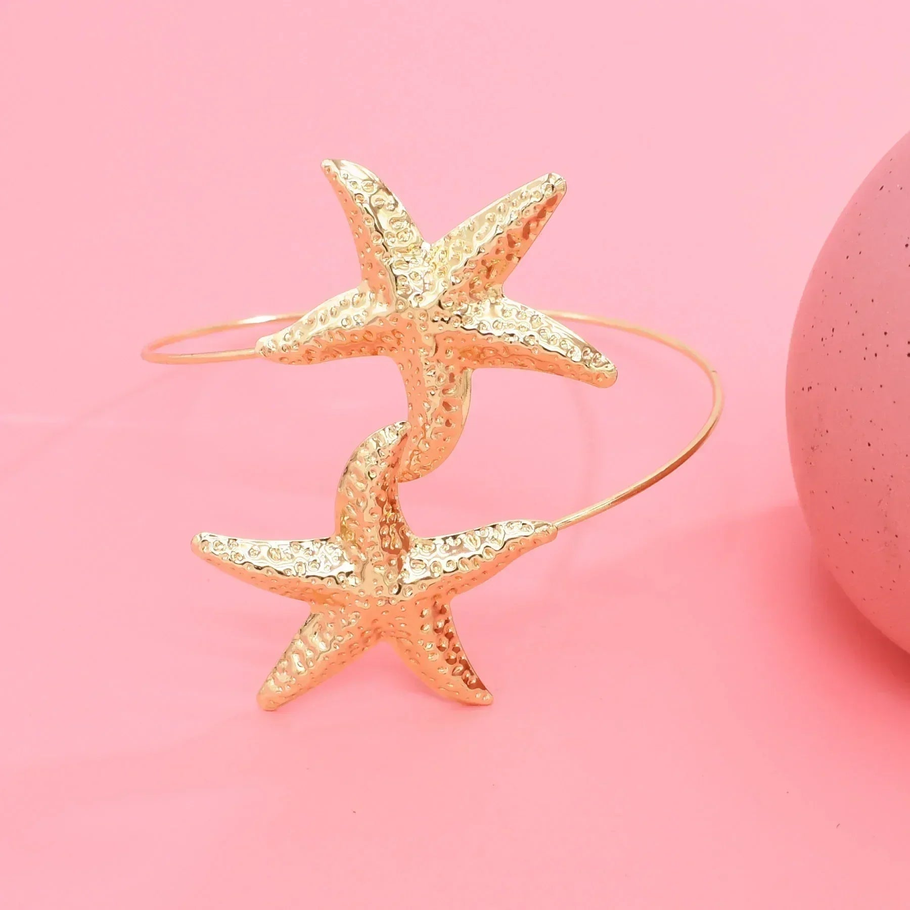 Nouveau bracelet de bras 2 étoiles de mer en alliage doré à la mode pour femmes, idéal pour l'été, la plage, les fêtes dansantes. Manchette, bracelets, accessoires de bijoux, cadeaux