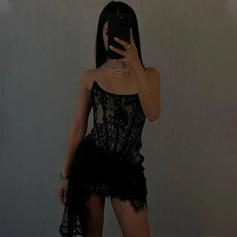 Robe courte élégante en dentelle sans bretelles sexy et transparente avec bandage asymétrique pour femme, idéale pour l'été et les soirées