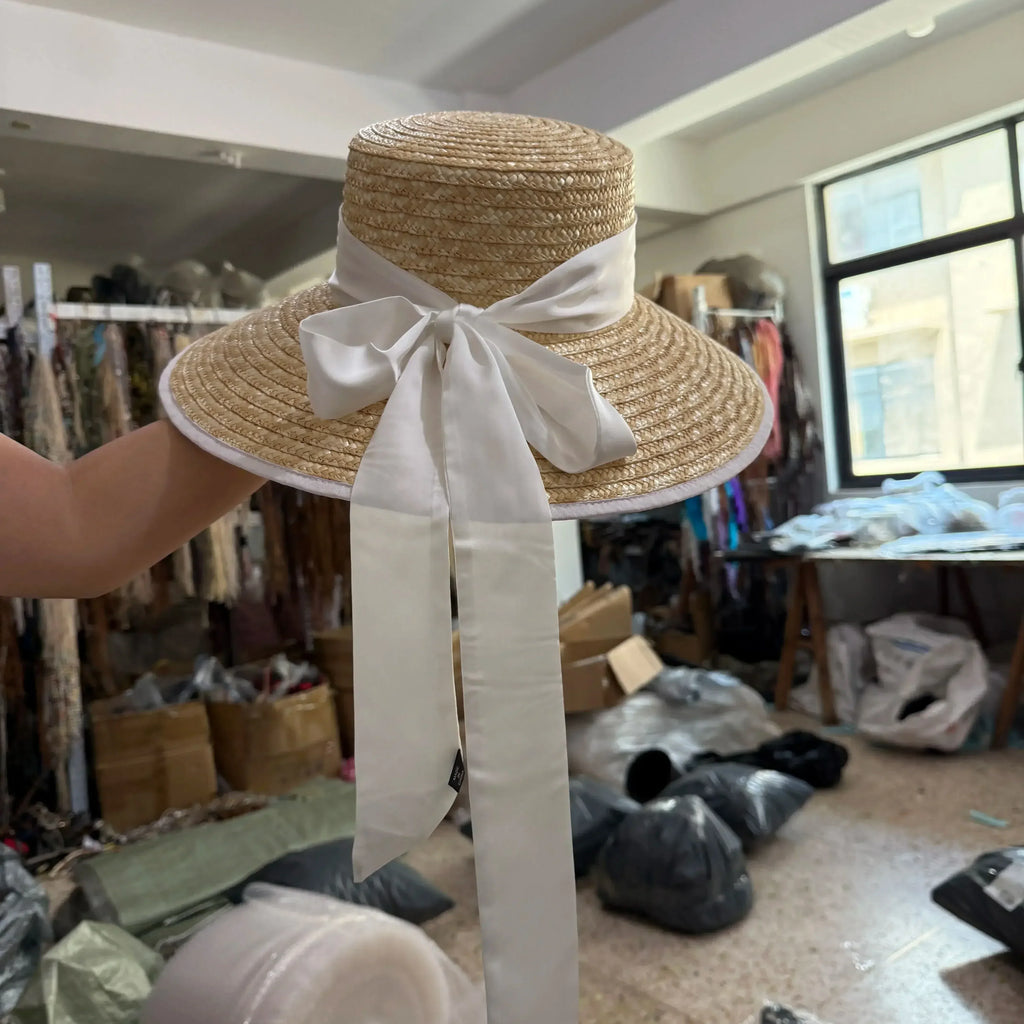Chapeau de paille d'été élégant pour femmes, chapeau de soleil de voyage en bord de mer style Hepburn à large bord