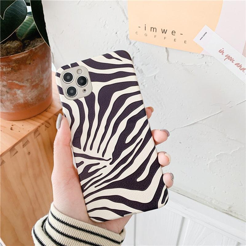Coque de téléphone de luxe en cuir motif zèbre noir et blanc pour iPhone 13 12 11 14 Pro Max Xs Xr 7 14 Plus Coque arrière en silicone souple anti-chute Fine et souple de luxe antichoc brillante pour filles et femmes Coque iPhone imprimé zèbre