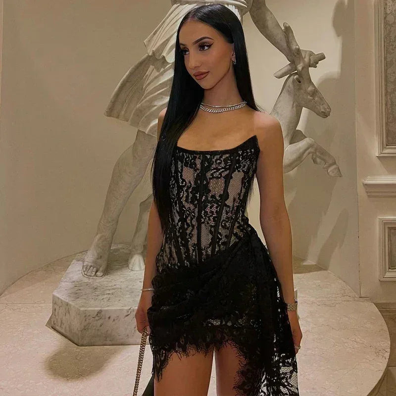 Robe courte élégante en dentelle sans bretelles sexy et transparente avec bandage asymétrique pour femme, idéale pour l'été et les soirées