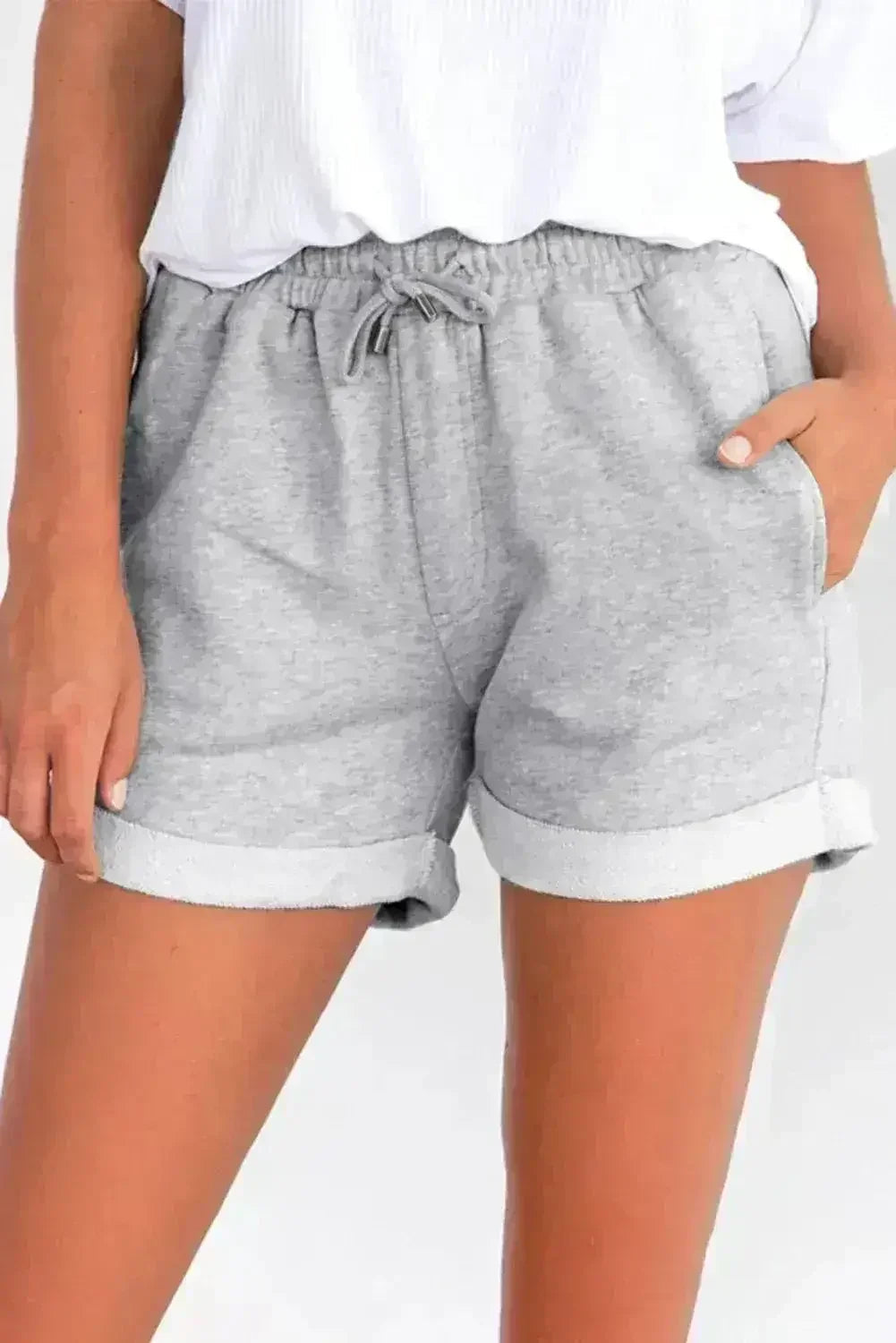 Short décontracté d'été pour femme, gris, avec cordon de serrage à la taille, poches latérales et revers.