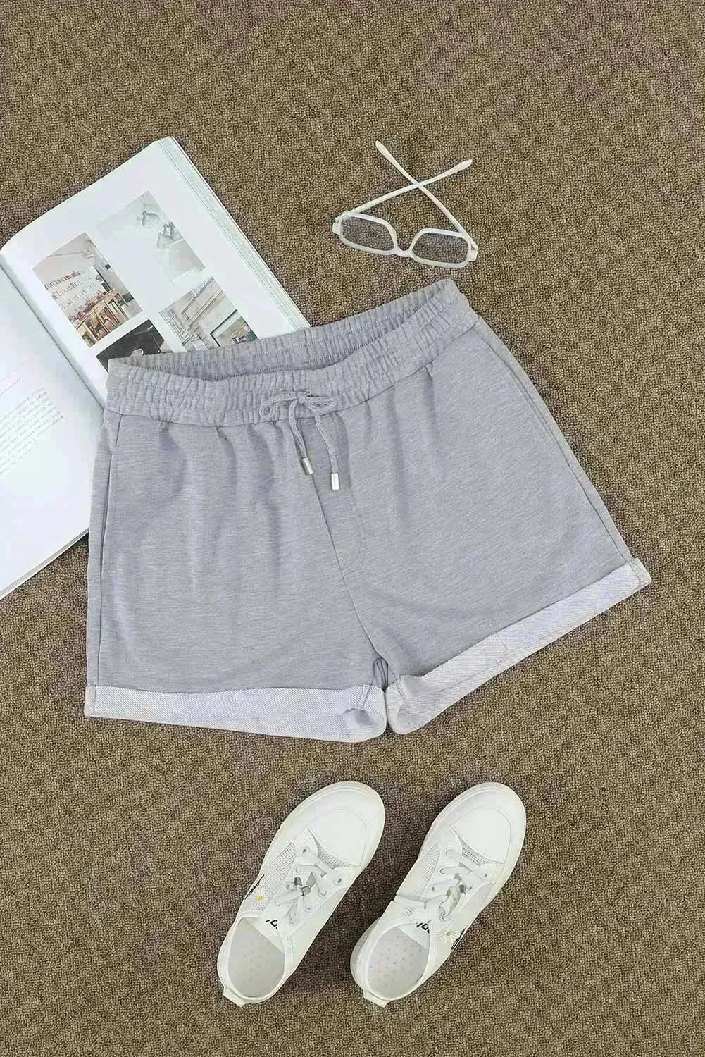 Short décontracté d'été pour femme, gris, avec cordon de serrage à la taille, poches latérales et revers.