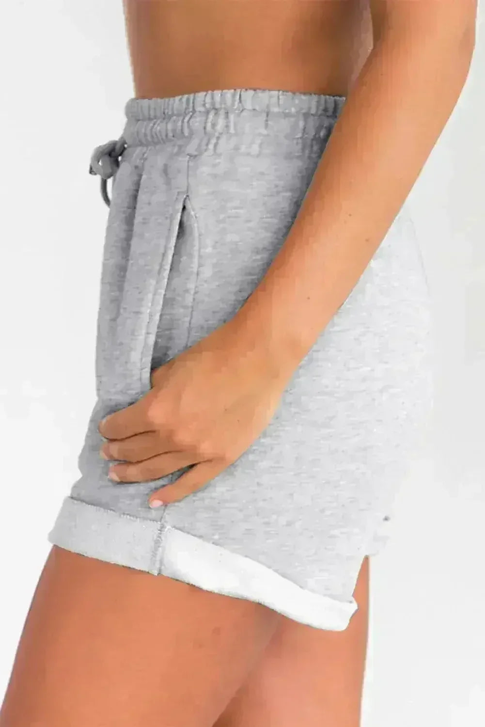 Short décontracté d'été pour femme, gris, avec cordon de serrage à la taille, poches latérales et revers.
