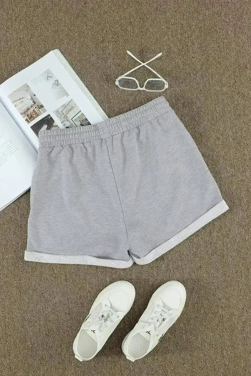 Short décontracté d'été pour femme, gris, avec cordon de serrage à la taille, poches latérales et revers.