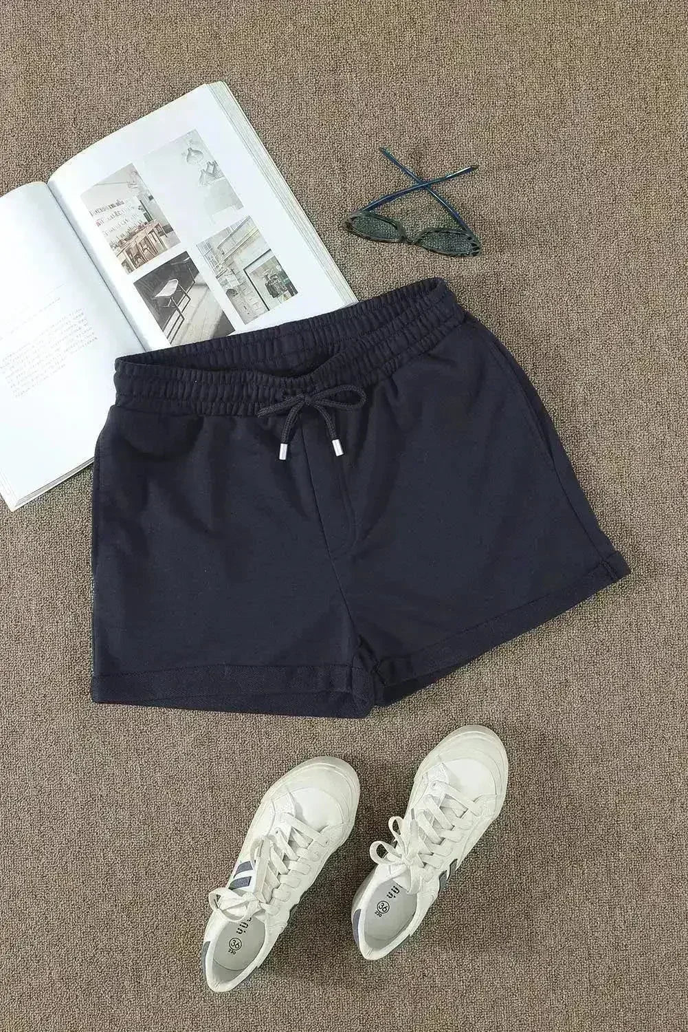 Short de détente femme bleu marine d'été avec lien à la taille, poches latérales et revers.