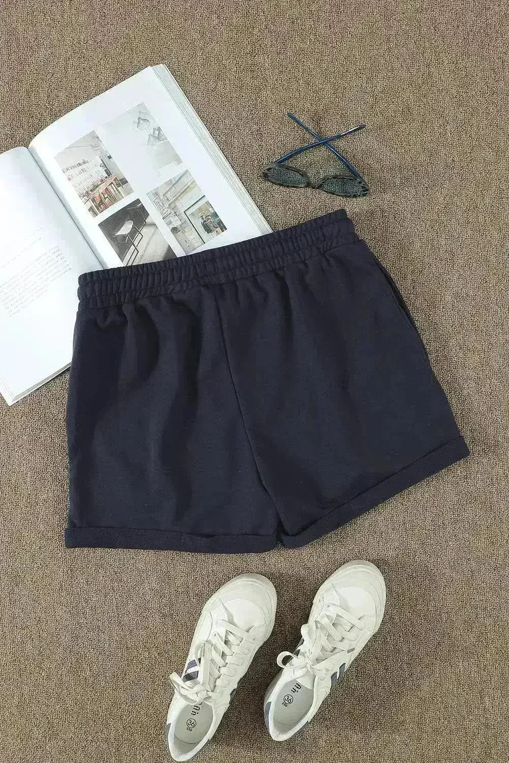 Short de détente femme bleu marine d'été avec lien à la taille, poches latérales et revers.