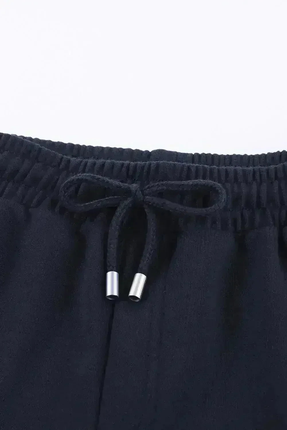 Short de détente femme bleu marine d'été avec lien à la taille, poches latérales et revers.