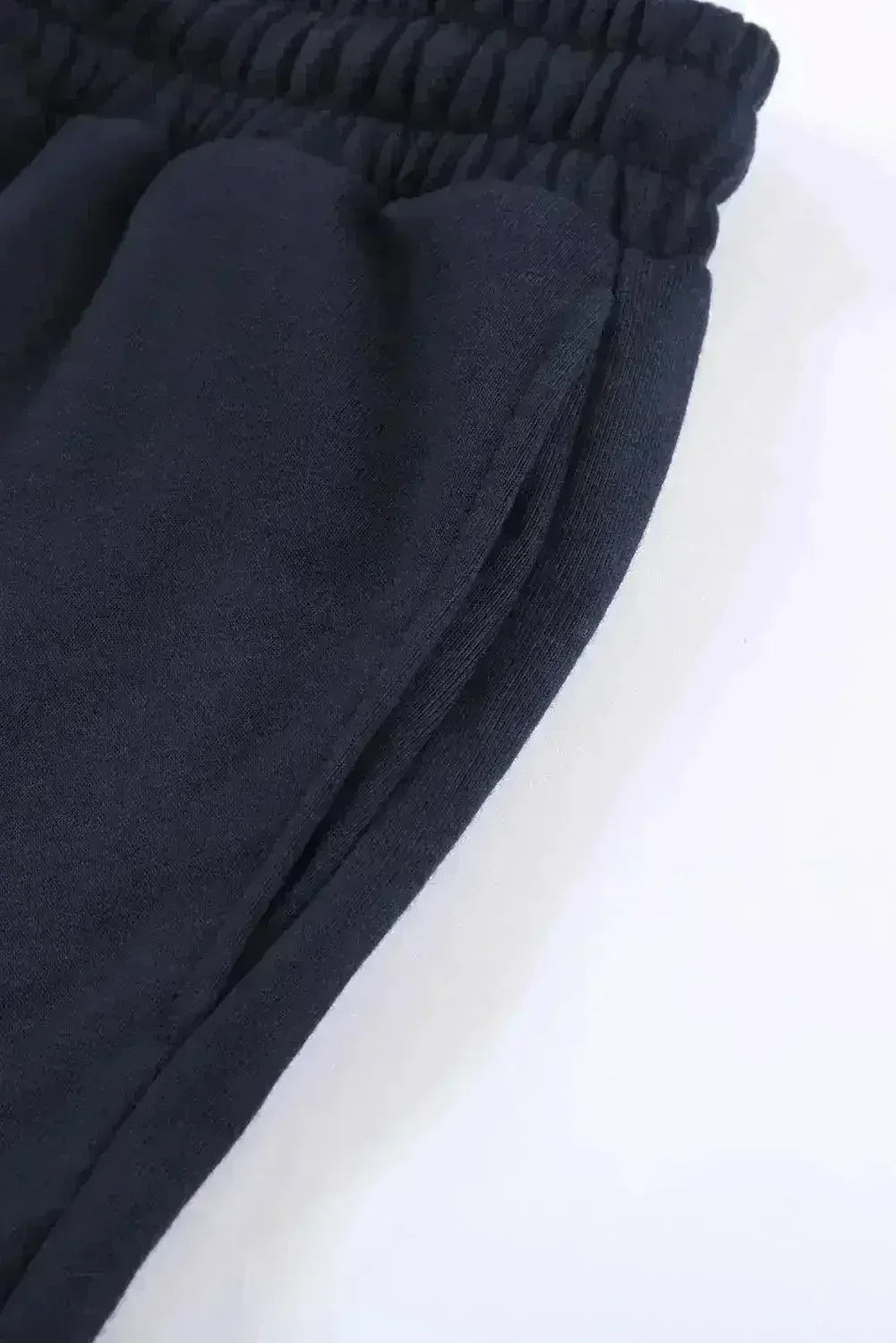 Short de détente femme bleu marine d'été avec lien à la taille, poches latérales et revers.