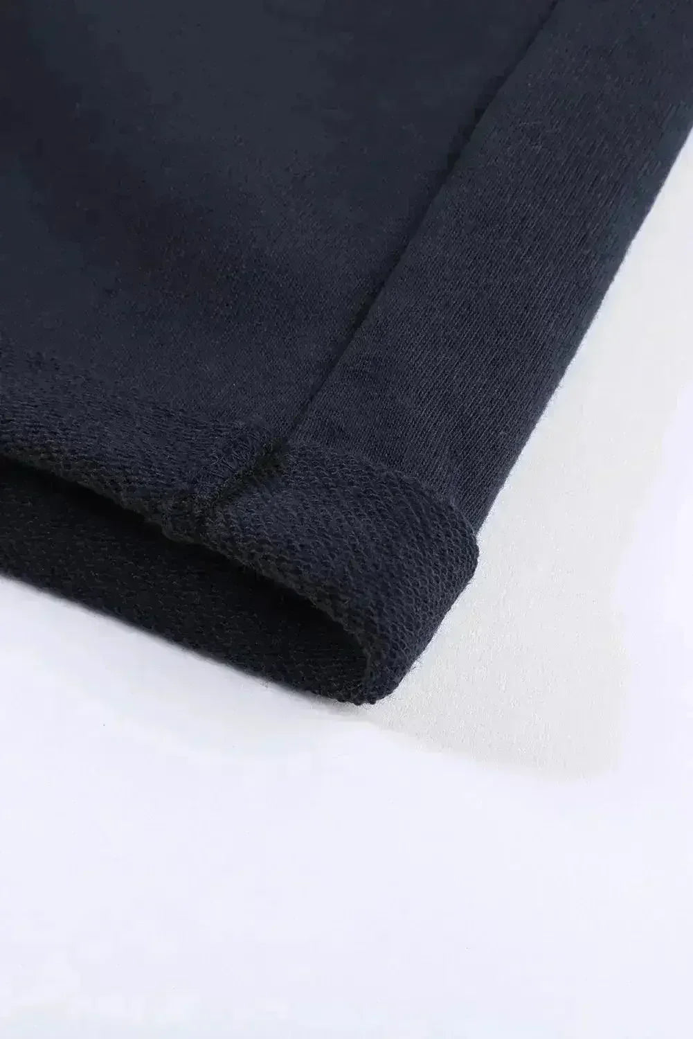 Short de détente femme bleu marine d'été avec lien à la taille, poches latérales et revers.