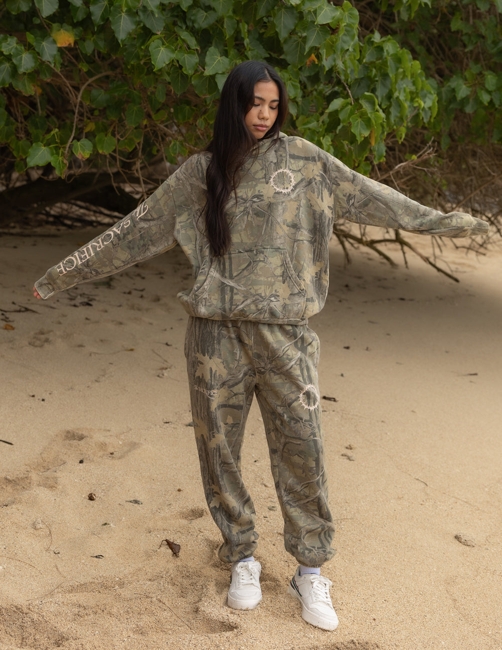 Le sweat à capuche unisexe The Sacrifice Camo