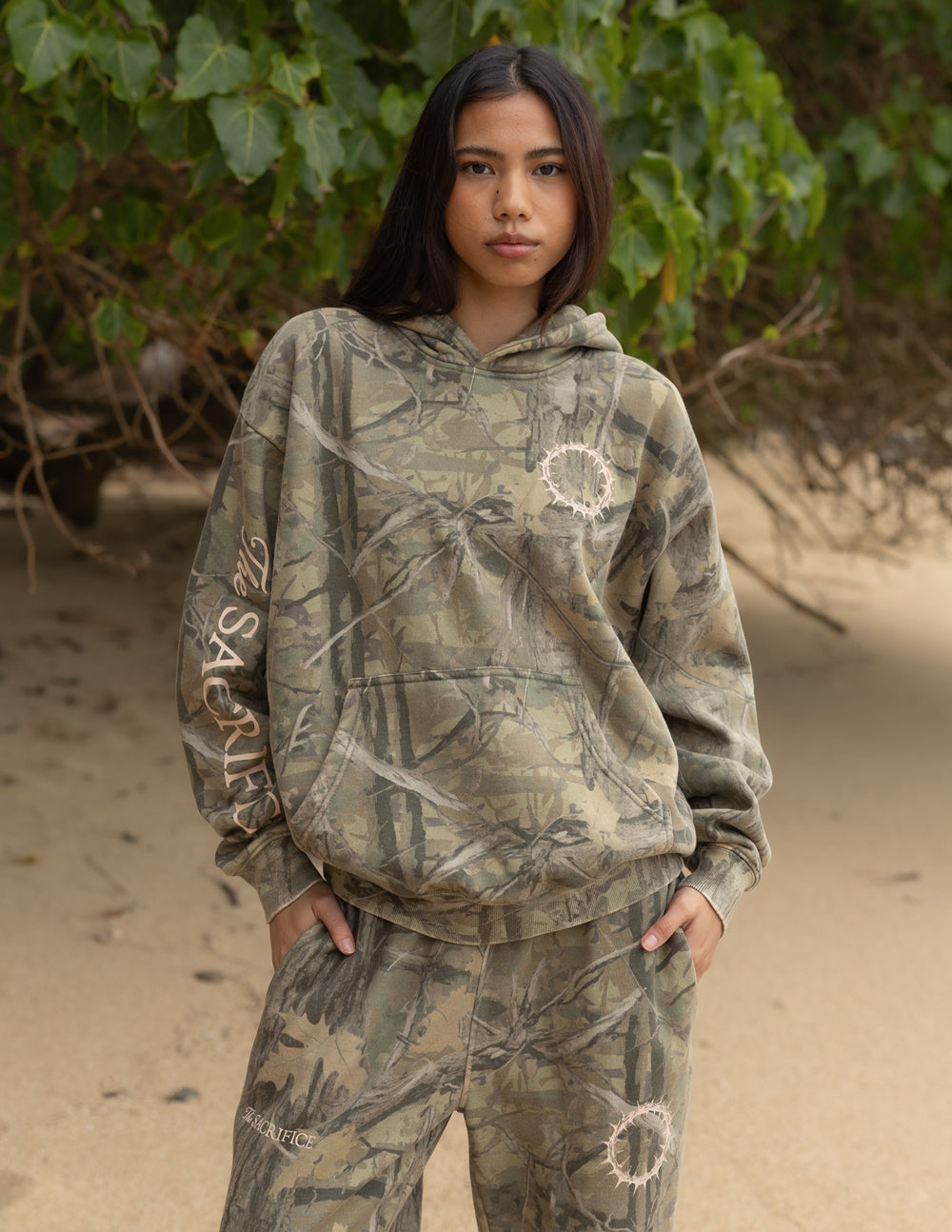 Le sweat à capuche unisexe The Sacrifice Camo