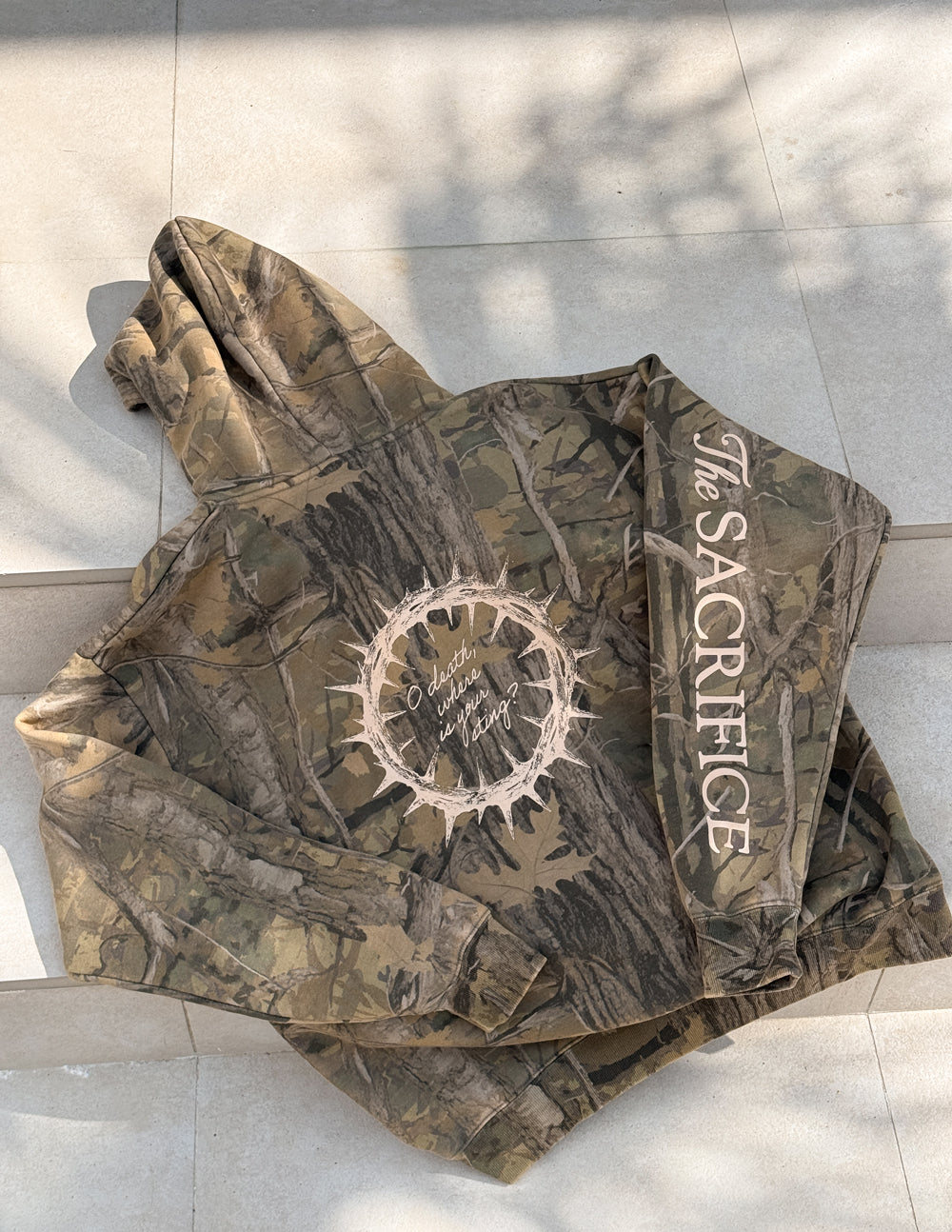 Le sweat à capuche unisexe The Sacrifice Camo