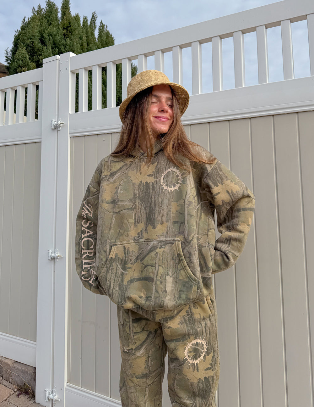 Le sweat à capuche unisexe The Sacrifice Camo