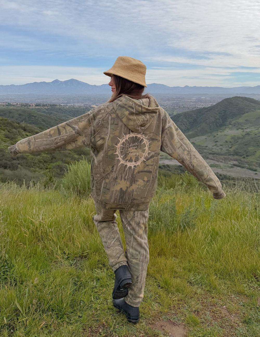 Le sweat à capuche unisexe The Sacrifice Camo