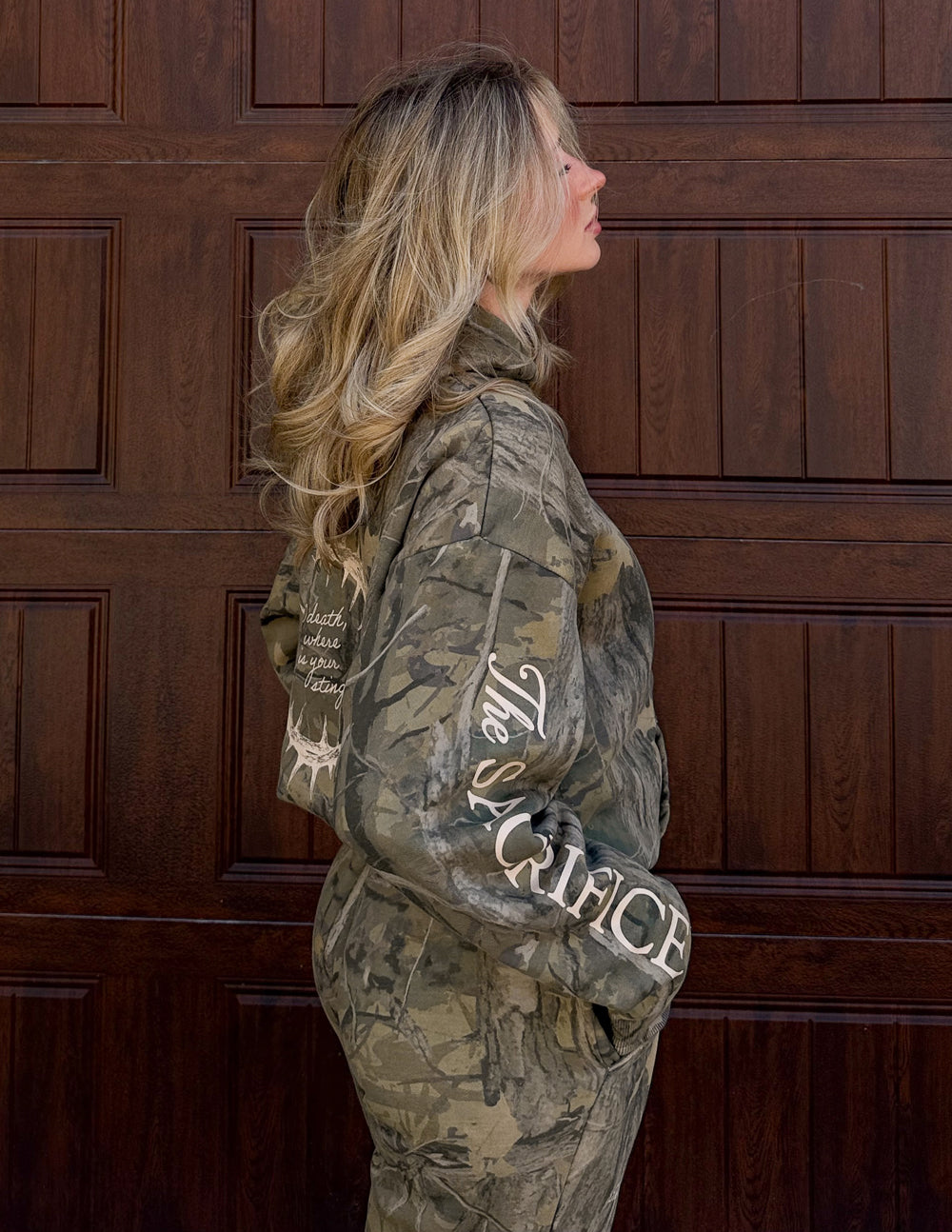 Le sweat à capuche unisexe The Sacrifice Camo