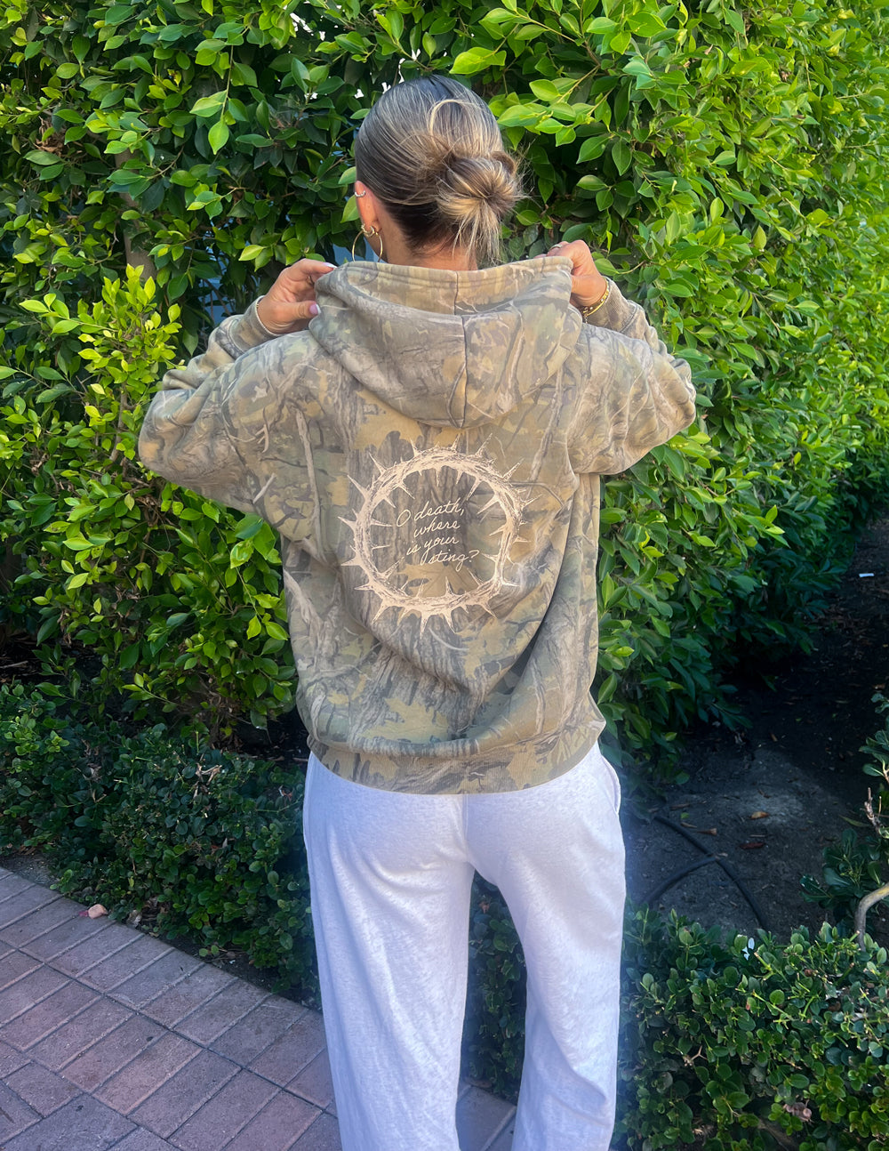 Le sweat à capuche unisexe The Sacrifice Camo