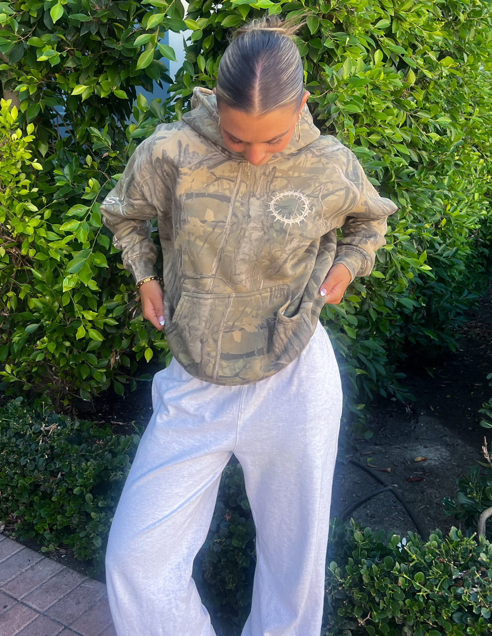 Le sweat à capuche unisexe The Sacrifice Camo