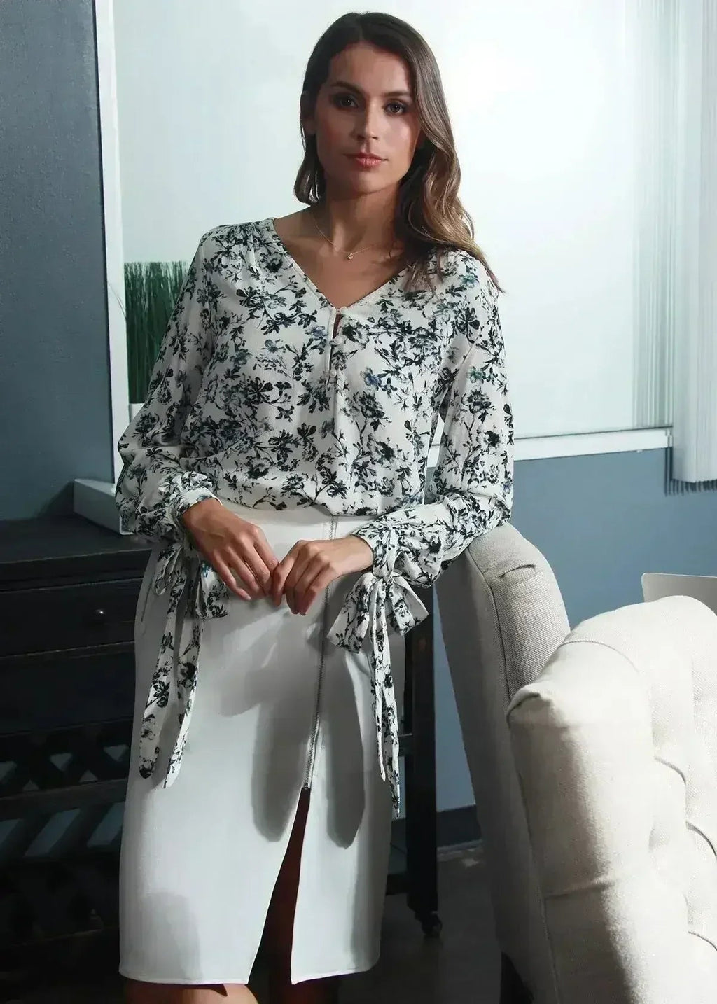 Blouse fleurie ivoire à col en V et poignets noués Garden | Femstylo