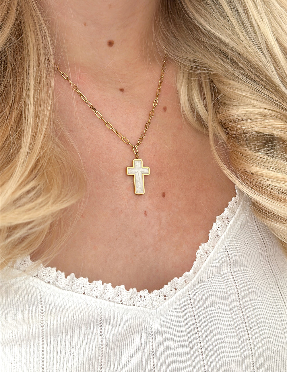 Collier croix émaillé blanc