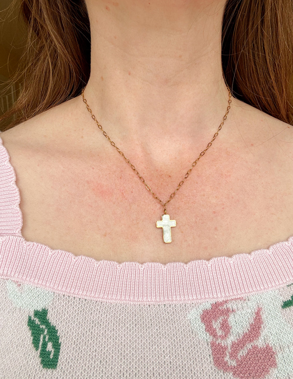 Collier croix émaillé blanc
