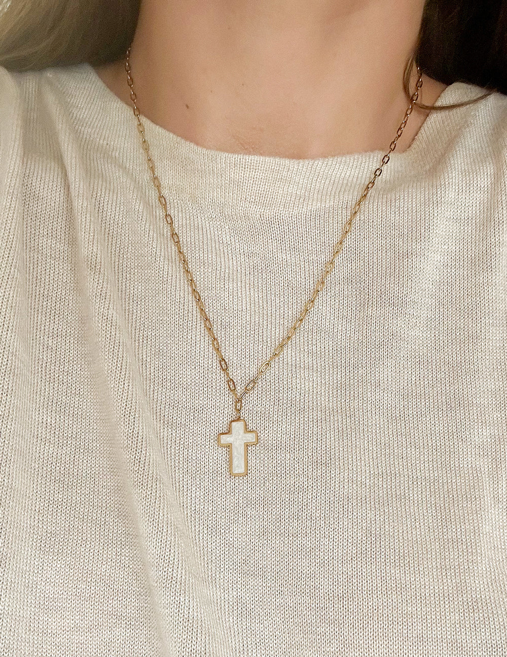 Collier croix émaillé blanc