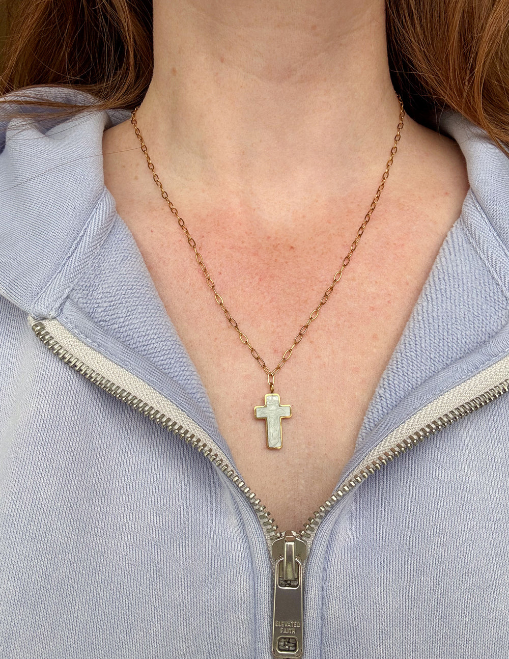 Collier croix émaillé blanc