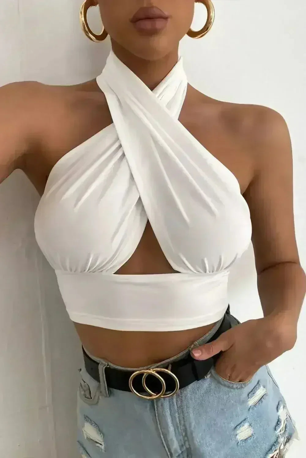 Haut dos nu blanc à bride au cou et découpe sous la poitrine