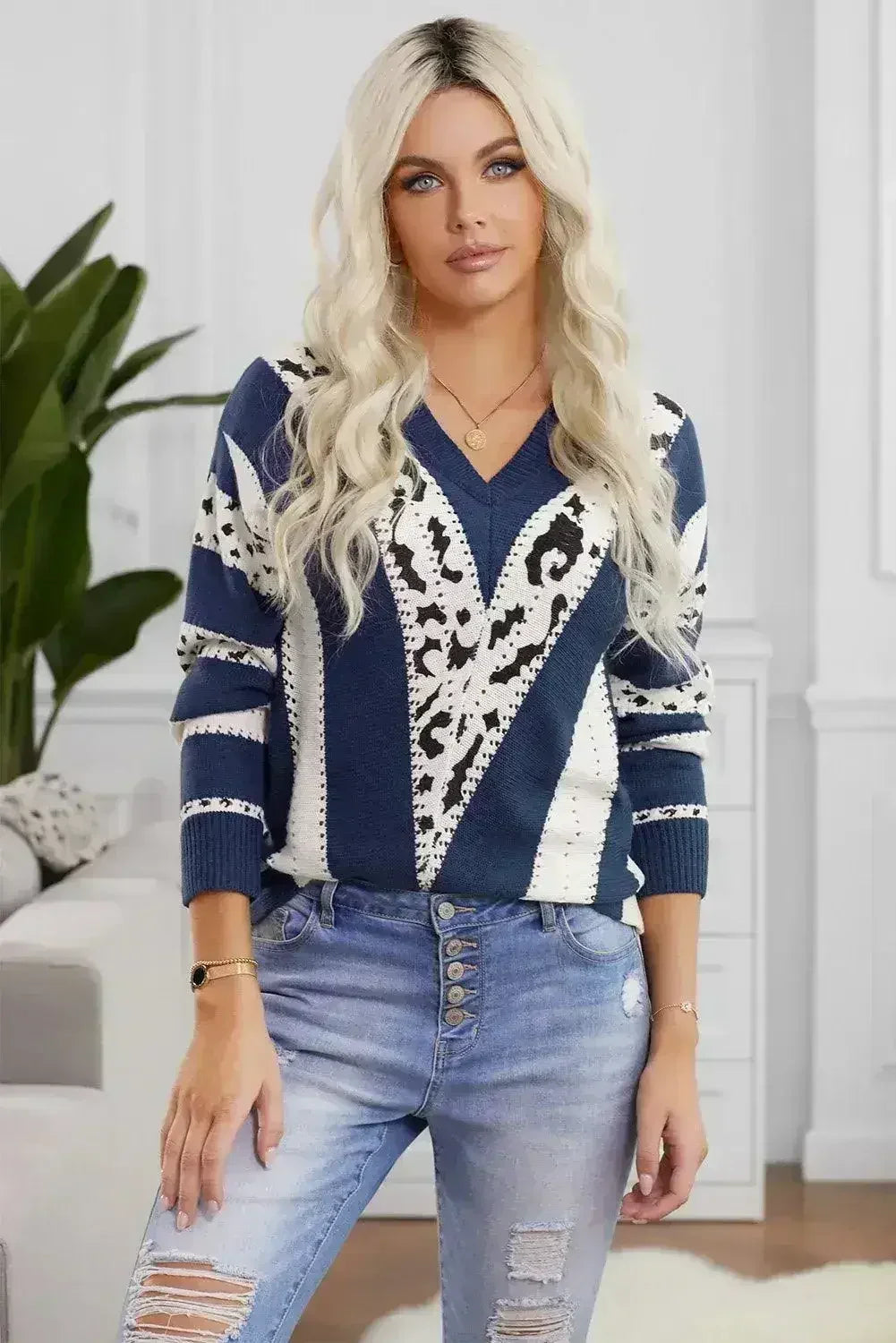 Pull imprimé animal bleu - Haut en maille à col en V avec accent léopard | Femstylo