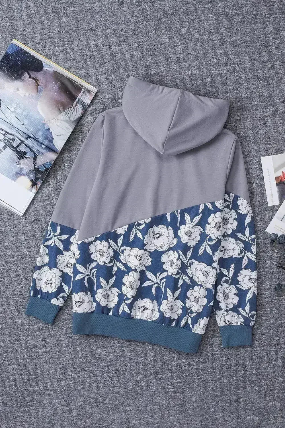 Sweat à capuche col bénitier à motifs floraux gris pour femme