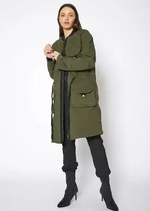 Veste utilitaire longue zippée pour femme de couleur olive