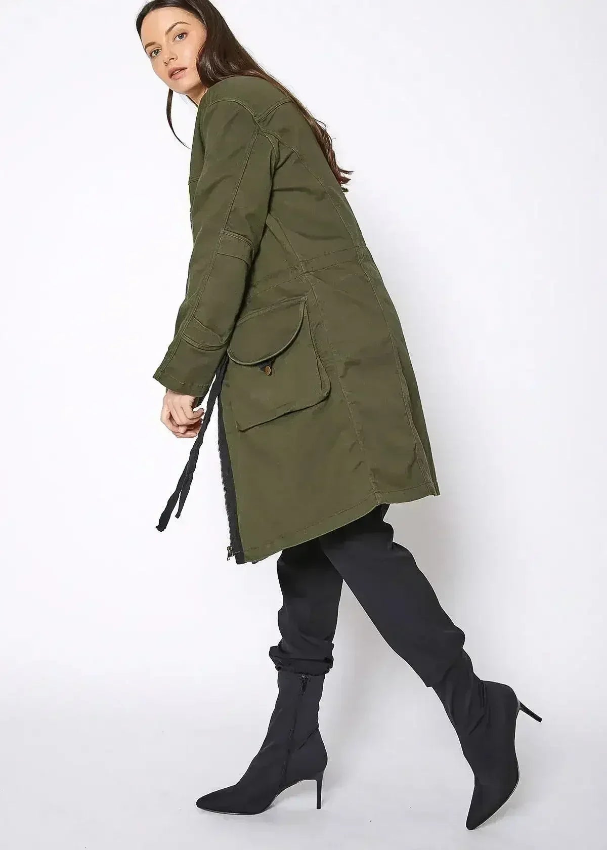 Veste utilitaire longue zippée pour femme de couleur olive