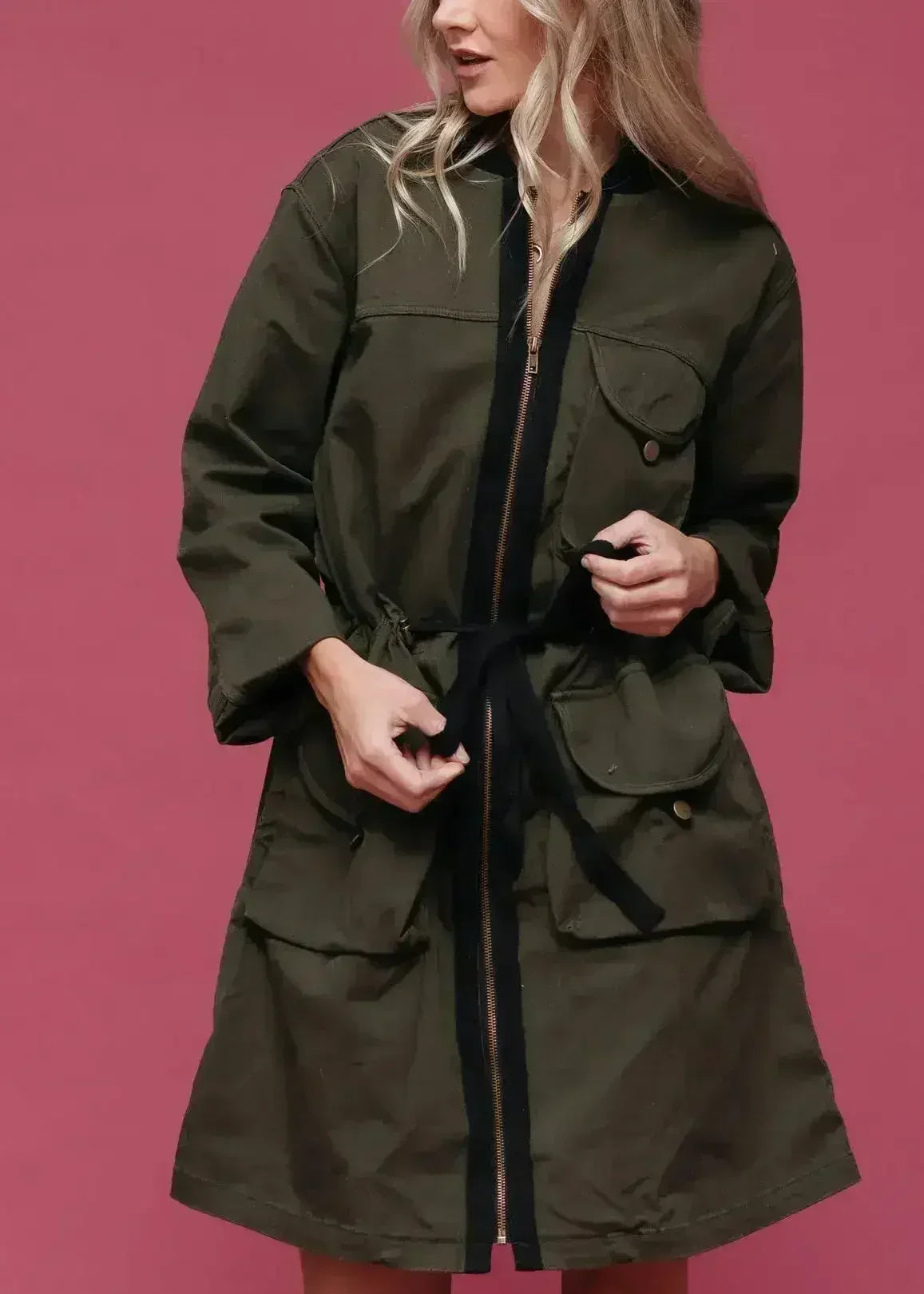 Veste utilitaire longue zippée pour femme de couleur olive