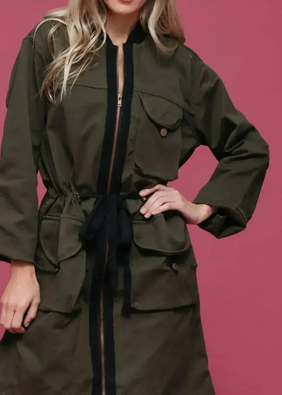 Veste utilitaire longue zippée pour femme de couleur olive