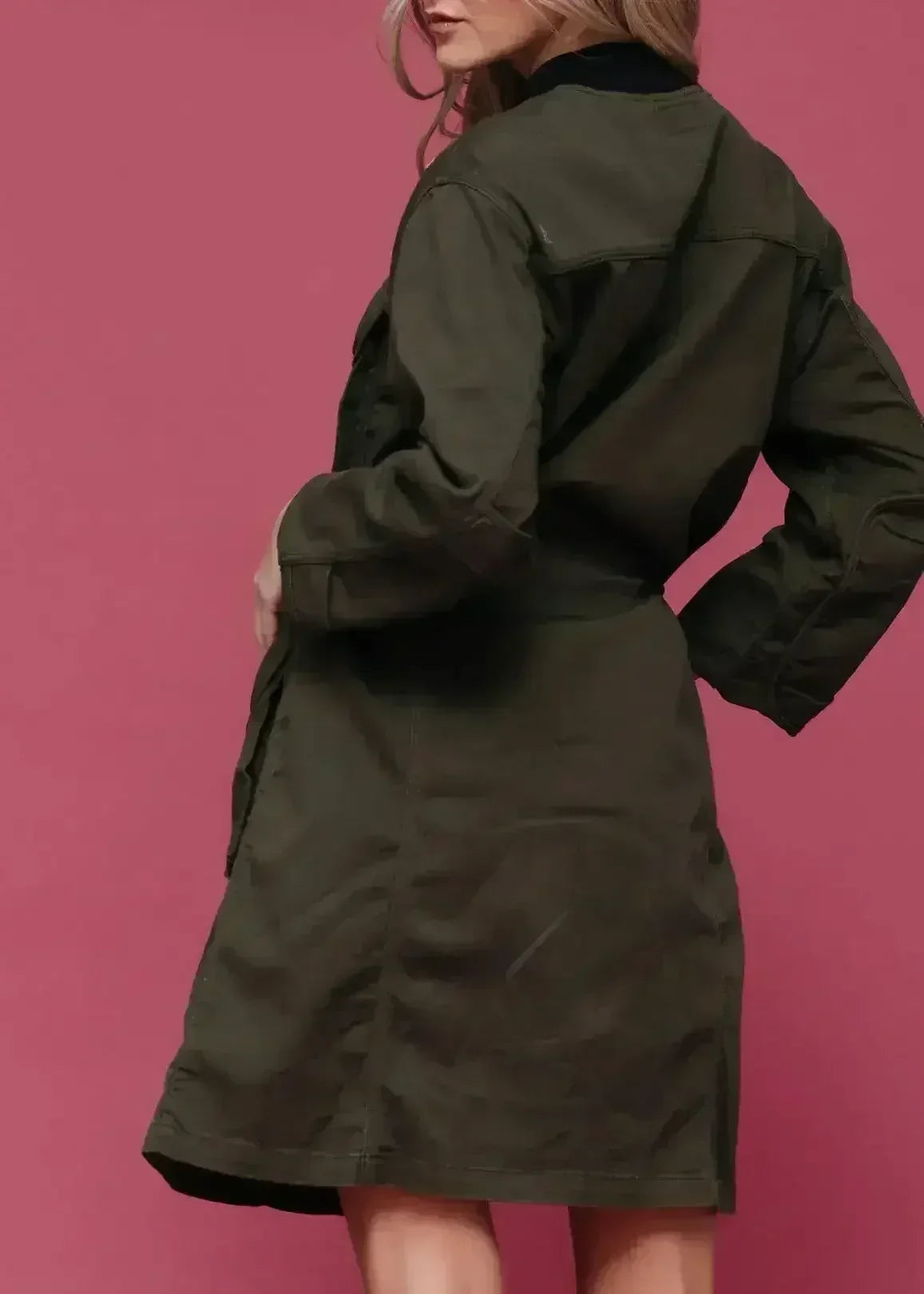 Veste utilitaire longue zippée pour femme de couleur olive
