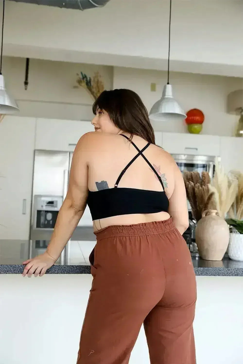 Bralette en dentelle au crochet à col haut – Style licou avec dos croisé