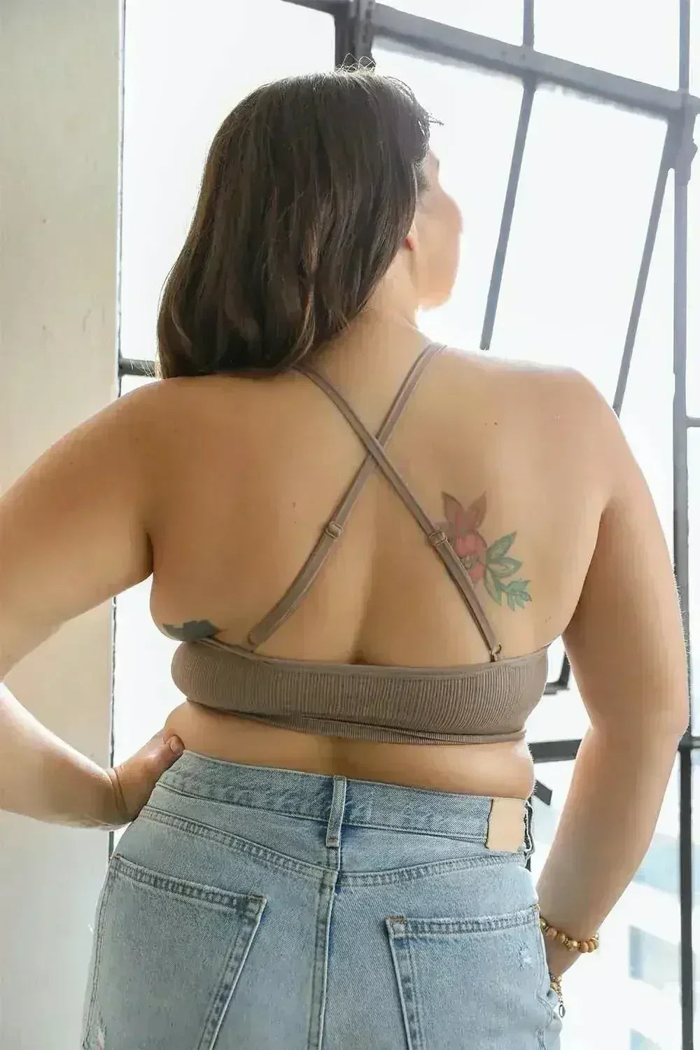 Bralette en dentelle au crochet à col haut – Style licou avec dos croisé