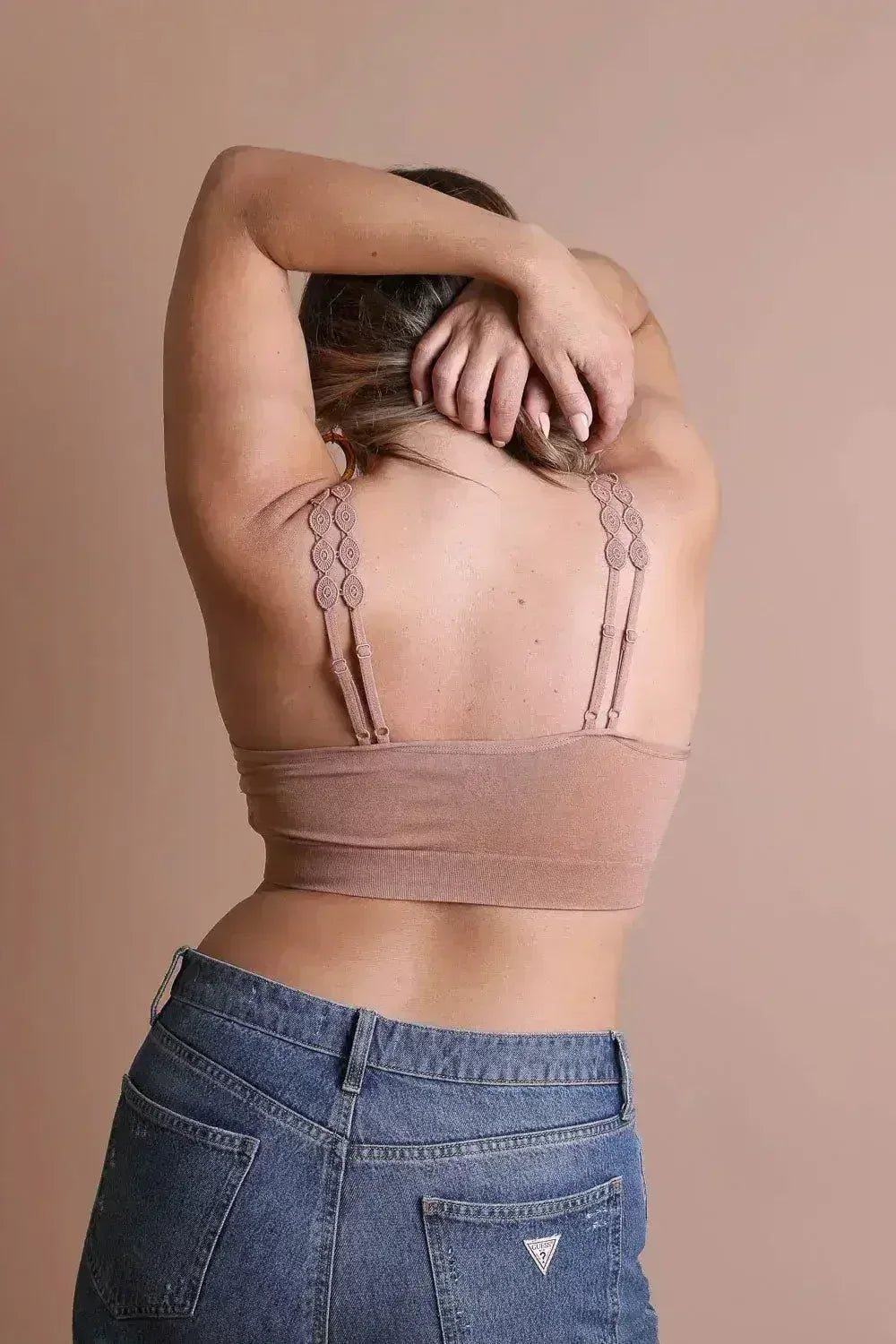 Bralette brodée en dentelle ajourée