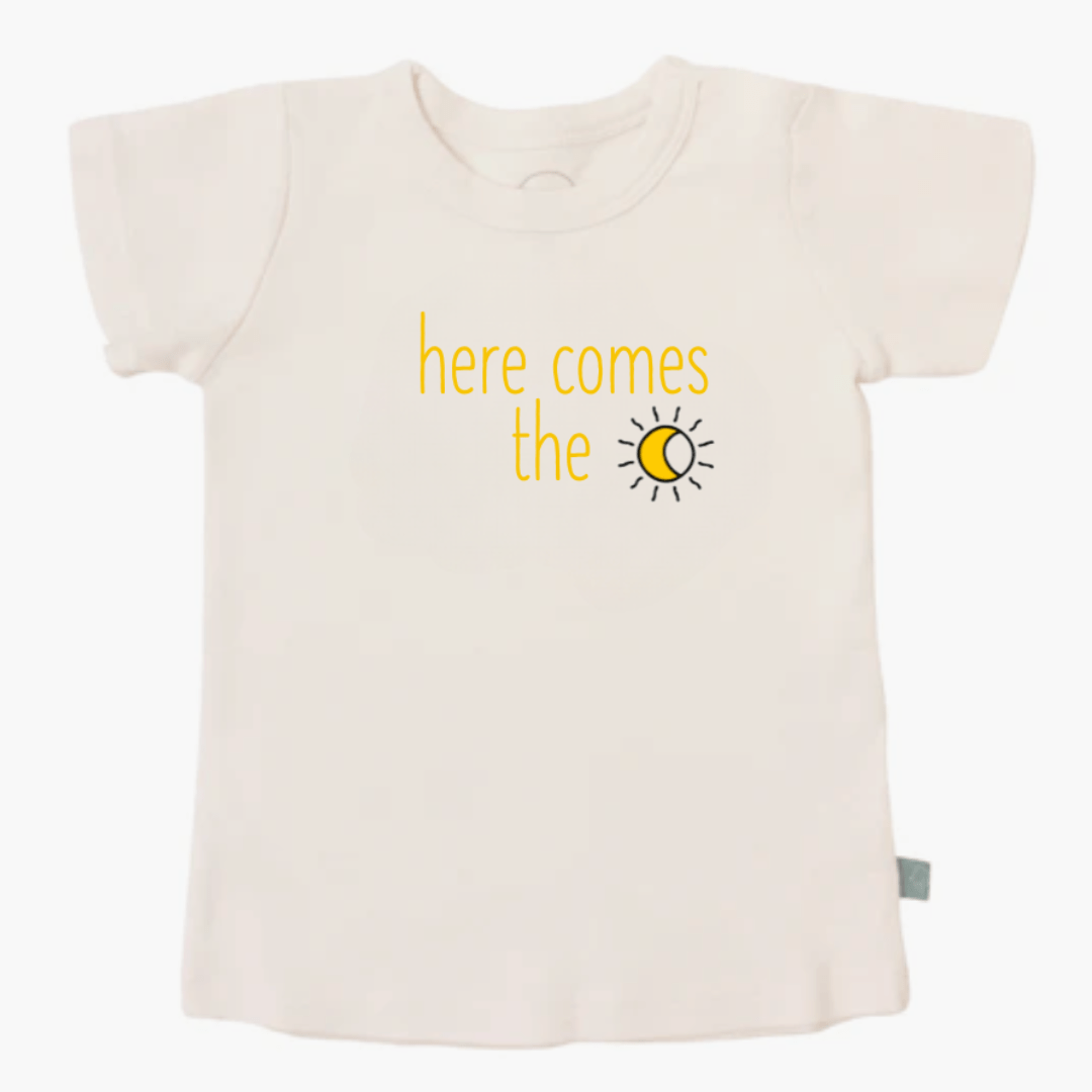 t-shirt graphique | here comes the sun