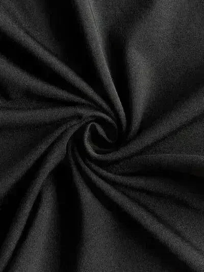Robe grecque découpée au niveau du col