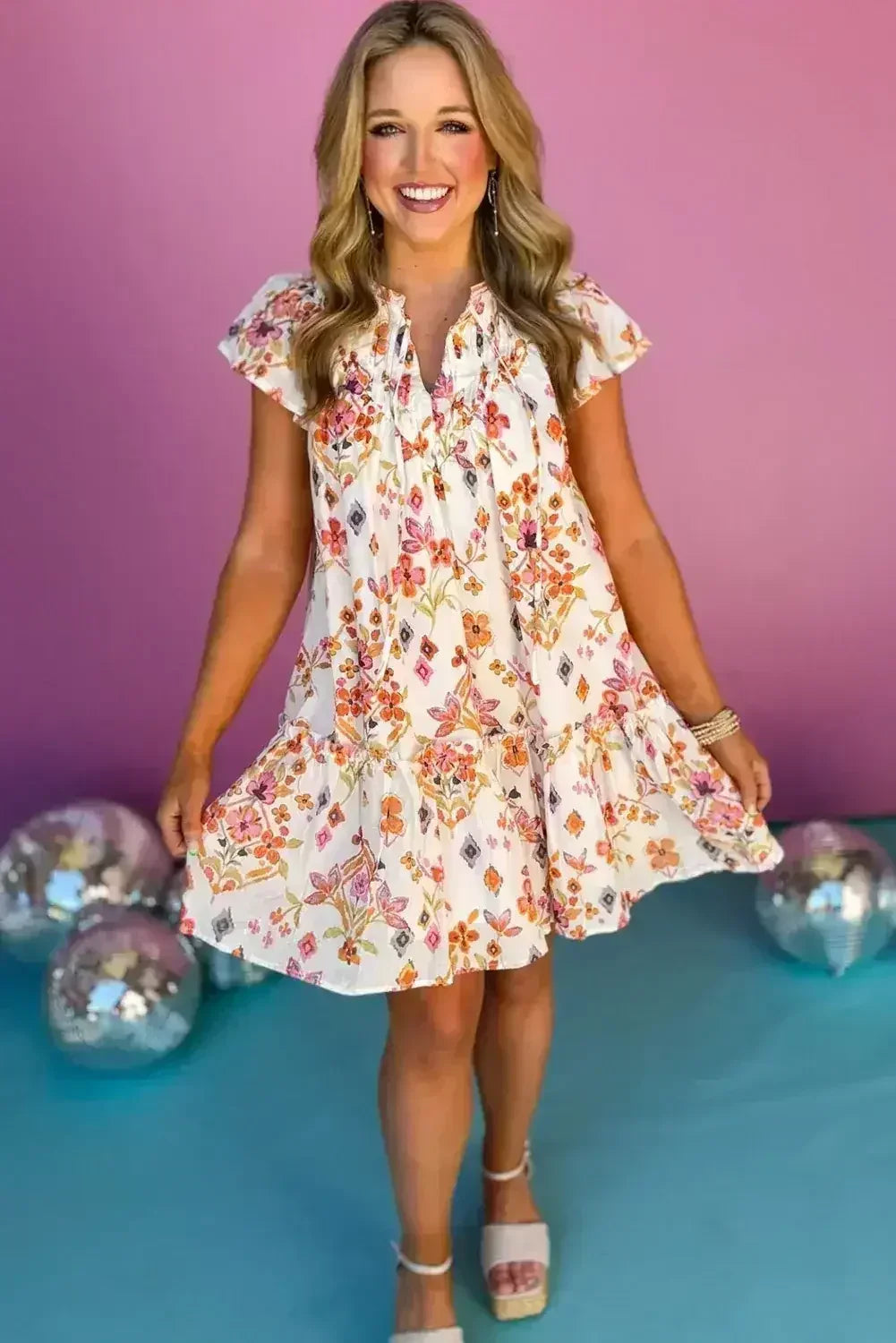 Robe mini à manches flottantes, avec imprimé floral abricot et ourlet volanté