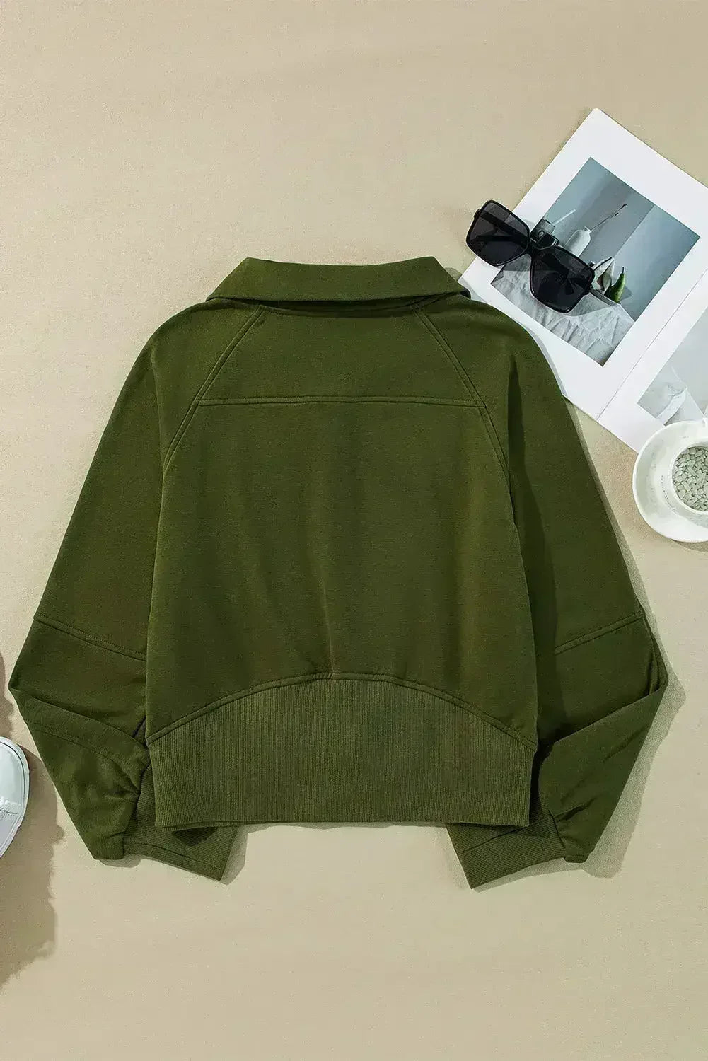 Sweat-shirt à col montant zippé quart, couleur vert mousse, avec poche kangourou