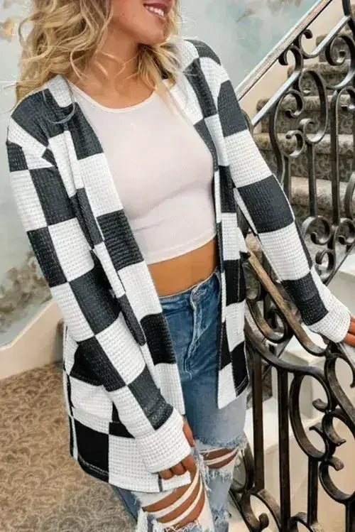 Cardigan ouvert en maille gaufrée à carreaux noirs avec trous pour les pouces